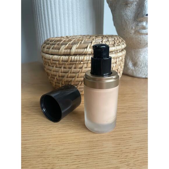 Too Faced Born This Way Foundation Swan - Picture 5 of 5